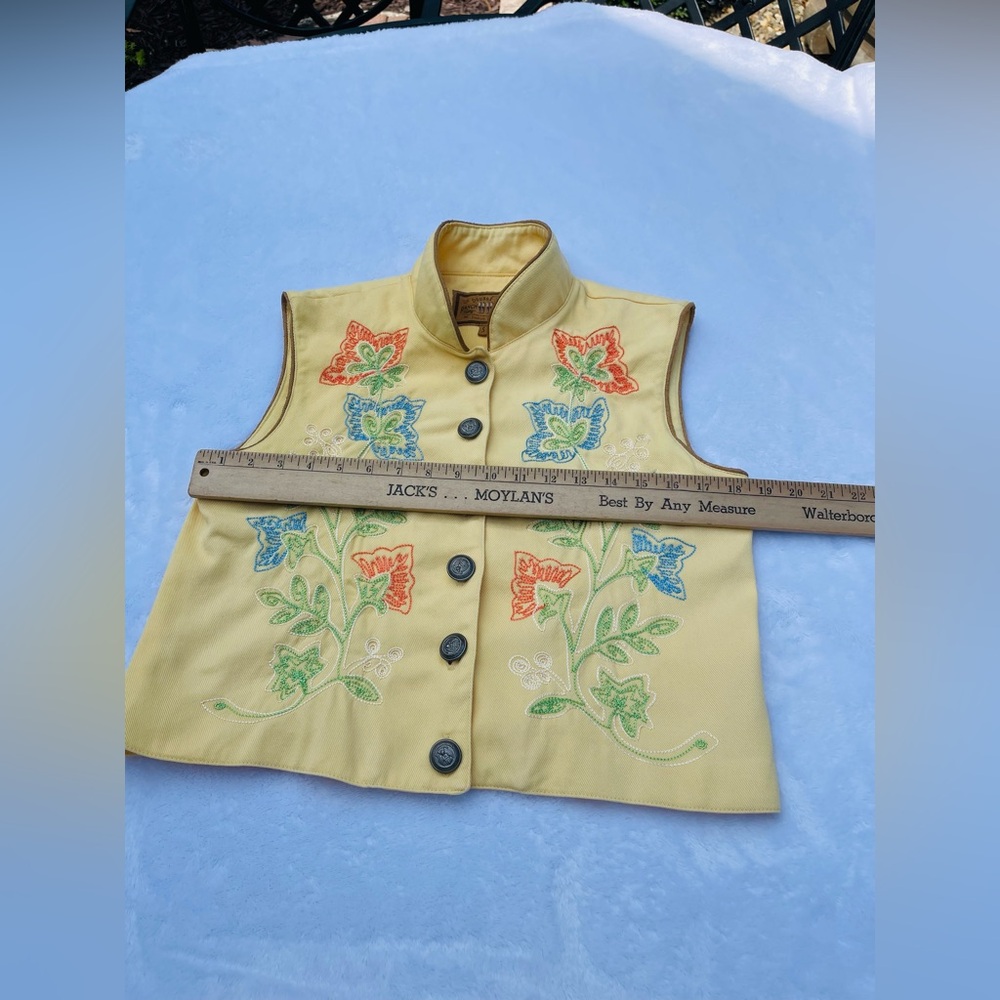 Embroidered Yellow Floral Sleeveless Vest - Picture 6 of 8